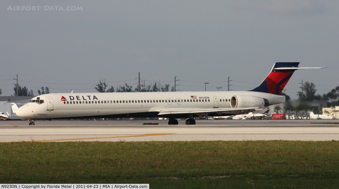 N923DN, 1998 McDonnell Douglas MD-90-30 C/N 53585, Delta MD-90
