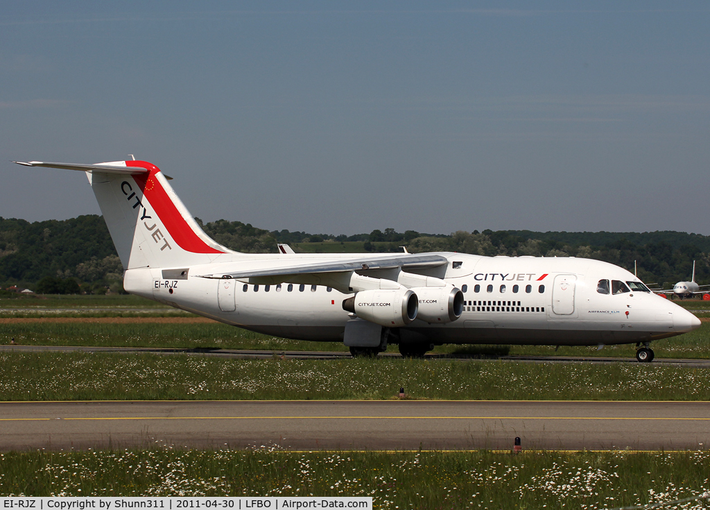 EI-RJZ, 1998 BAe Systems Avro 146-RJ85A C/N E.2326, Taxiing to the terminal...