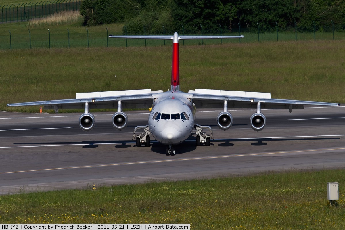 HB-IYZ, 1998 British Aerospace Avro 146-RJ100 C/N E3338, taxying to the gate