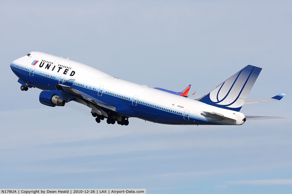 N178UA, 1990 Boeing 747-422 C/N 24385, United Airlines N178UA (FLT UAL839) climbing out from RWY 25R en route to Sydney (YSSY) with Southwest Airlines (FLT SWA2924) simultaneously climbing out from RWY 24L en route to Metropolitan Oakland Intl (KOAK).