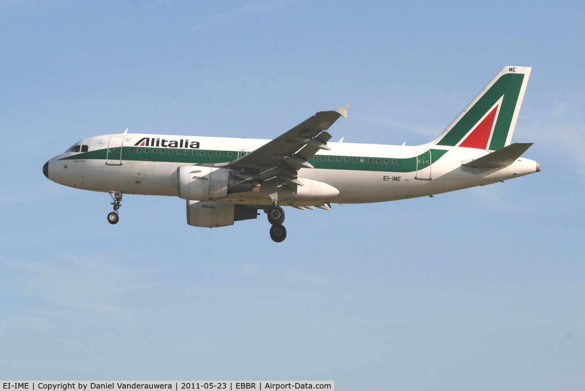 EI-IME, 2002 Airbus A319-112 C/N 1740, Arrival of flight AZ148 to RWY 25L