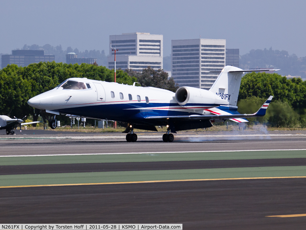 N261FX, 2007 Learjet 60 C/N 319, N261FX arriving on RWY 21