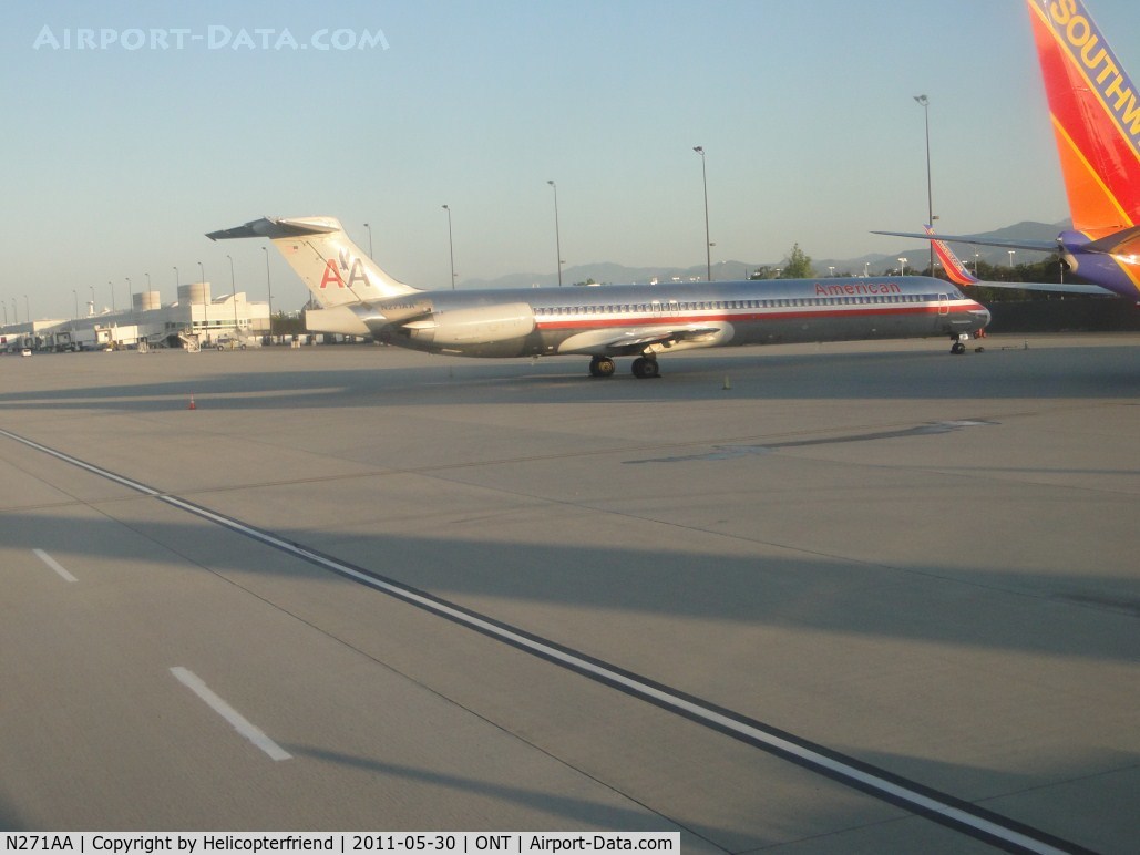 N271AA, 1985 McDonnell Douglas MD-82 (DC-9-82) C/N 49293, Parked west of us while being pushed back