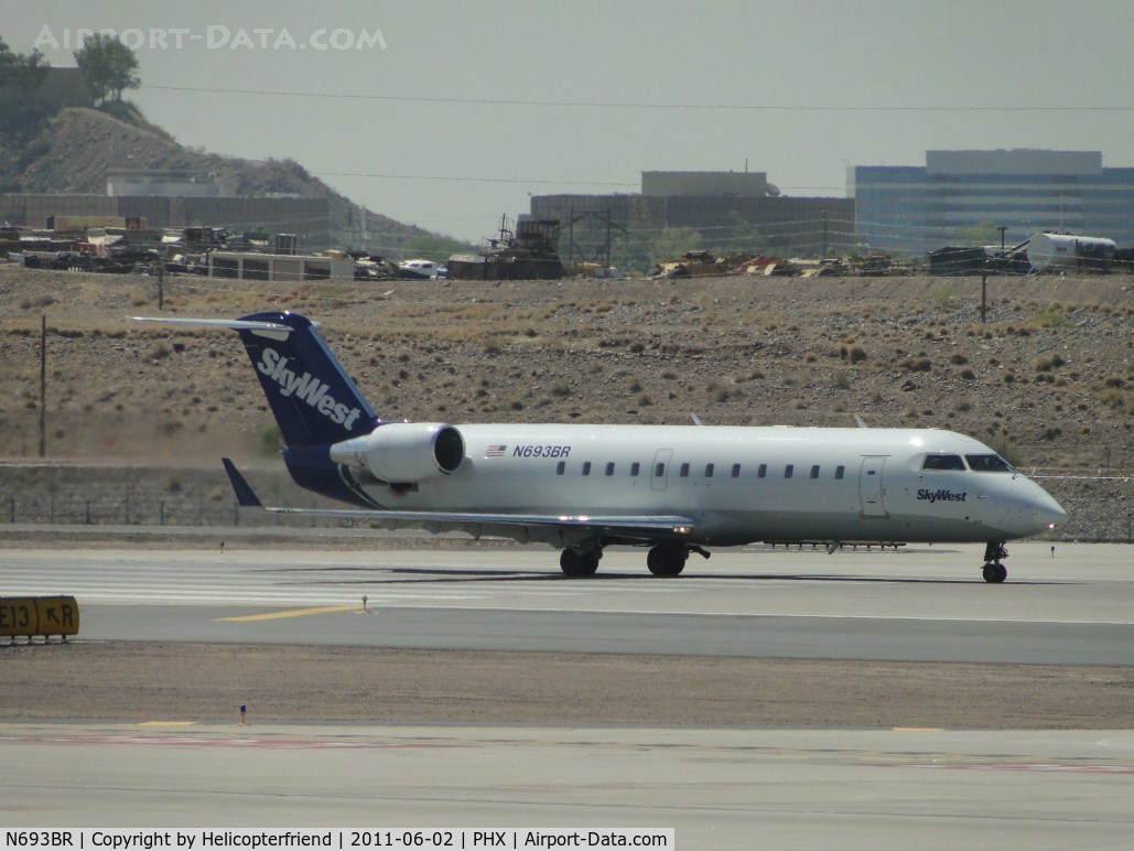 N693BR, 2003 Bombardier CRJ-200ER (CL-600-2B19) C/N 7761, Taxiing for take off at runway 25R