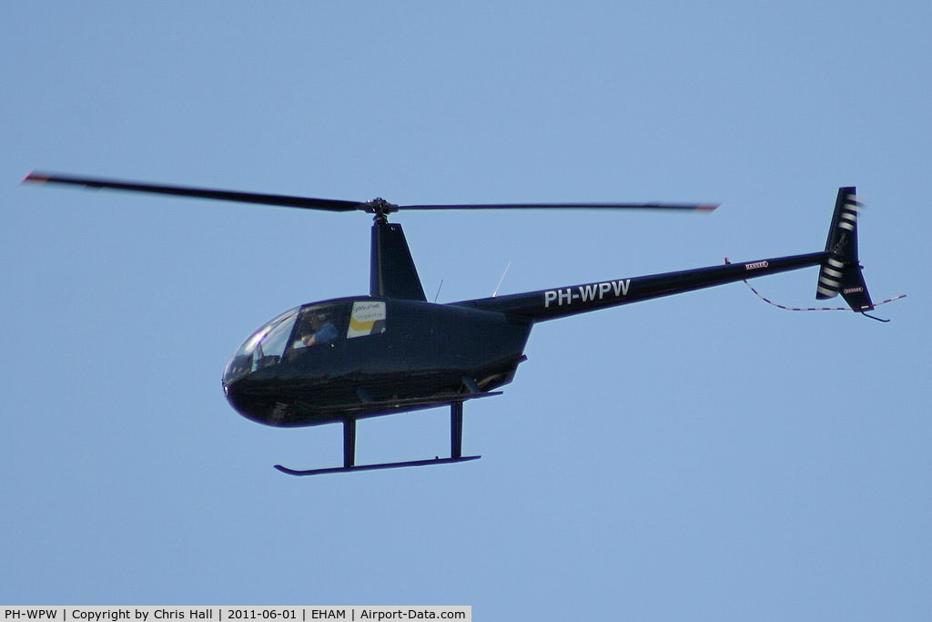 PH-WPW, Robinson R44 Raven I C/N 2078, R44 over the Panorama terrace