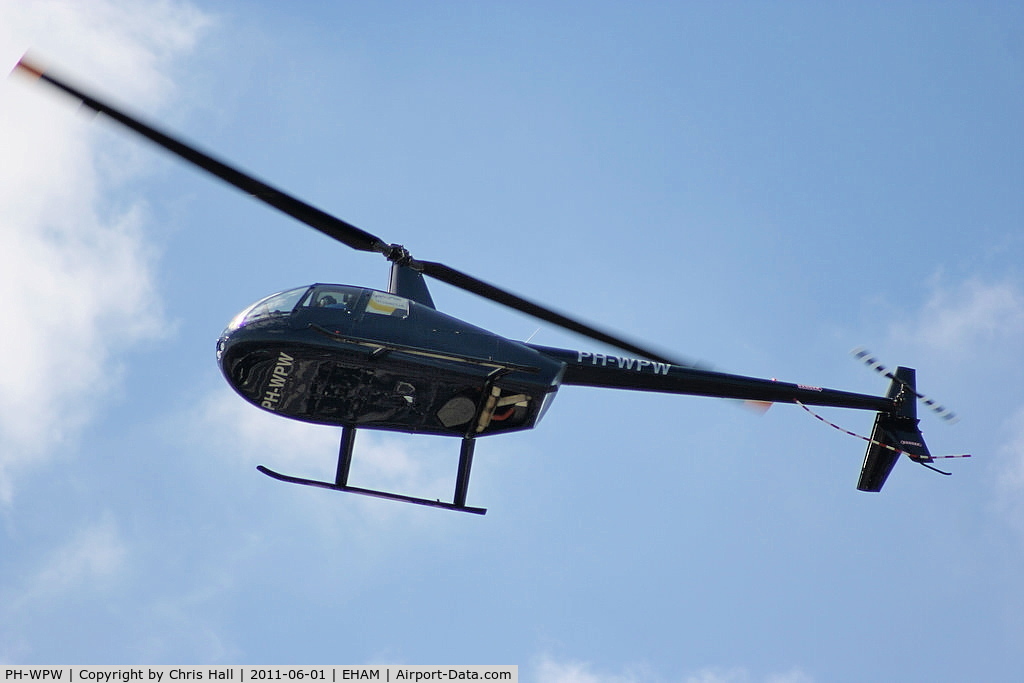 PH-WPW, Robinson R44 Raven I C/N 2078, R44 over the Panorama terrace
