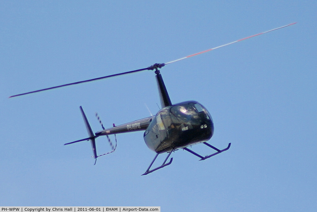 PH-WPW, Robinson R44 Raven I C/N 2078, R44 over the Panorama terrace