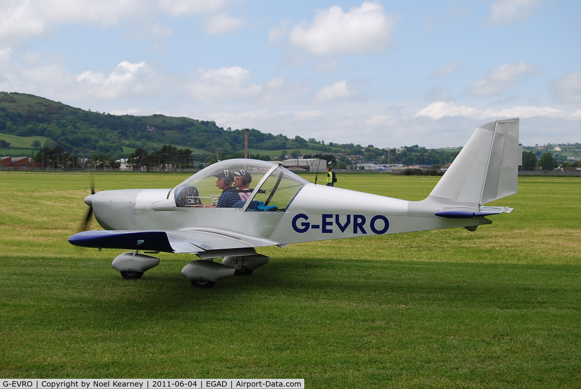 G-EVRO, 2004 Aerotechnik EV-97 Eurostar C/N PFA 315-14137, Taxi-ing to the parking area, at the Newtownards fly-in.