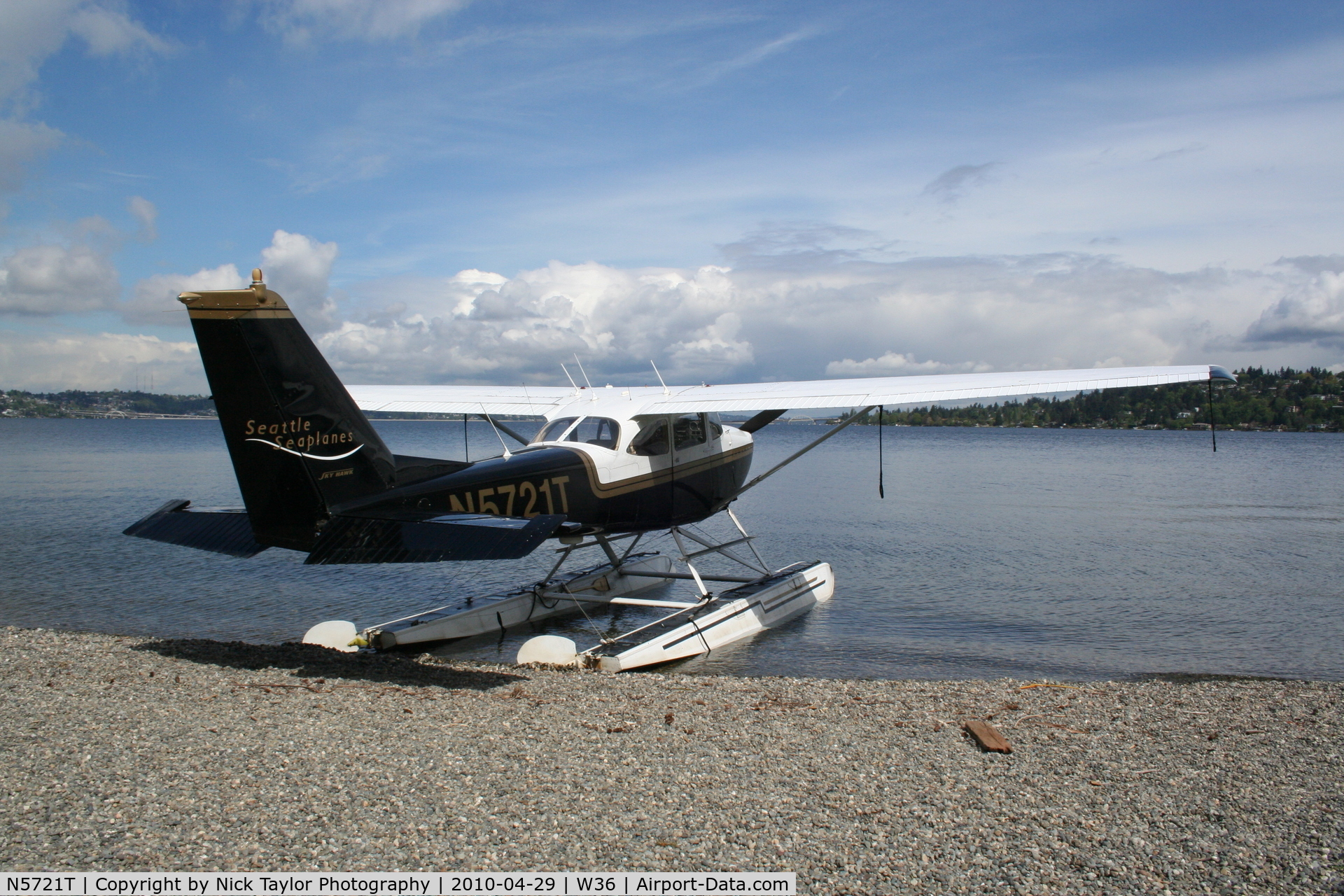N5721T, 1964 Cessna 172E C/N 17251621, Beaching practice on Lake Washington close to Renton's seaplane base.
