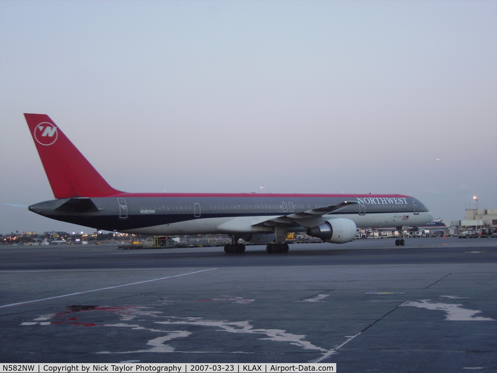 N582NW, 2002 Boeing 757-351 C/N 32981, 