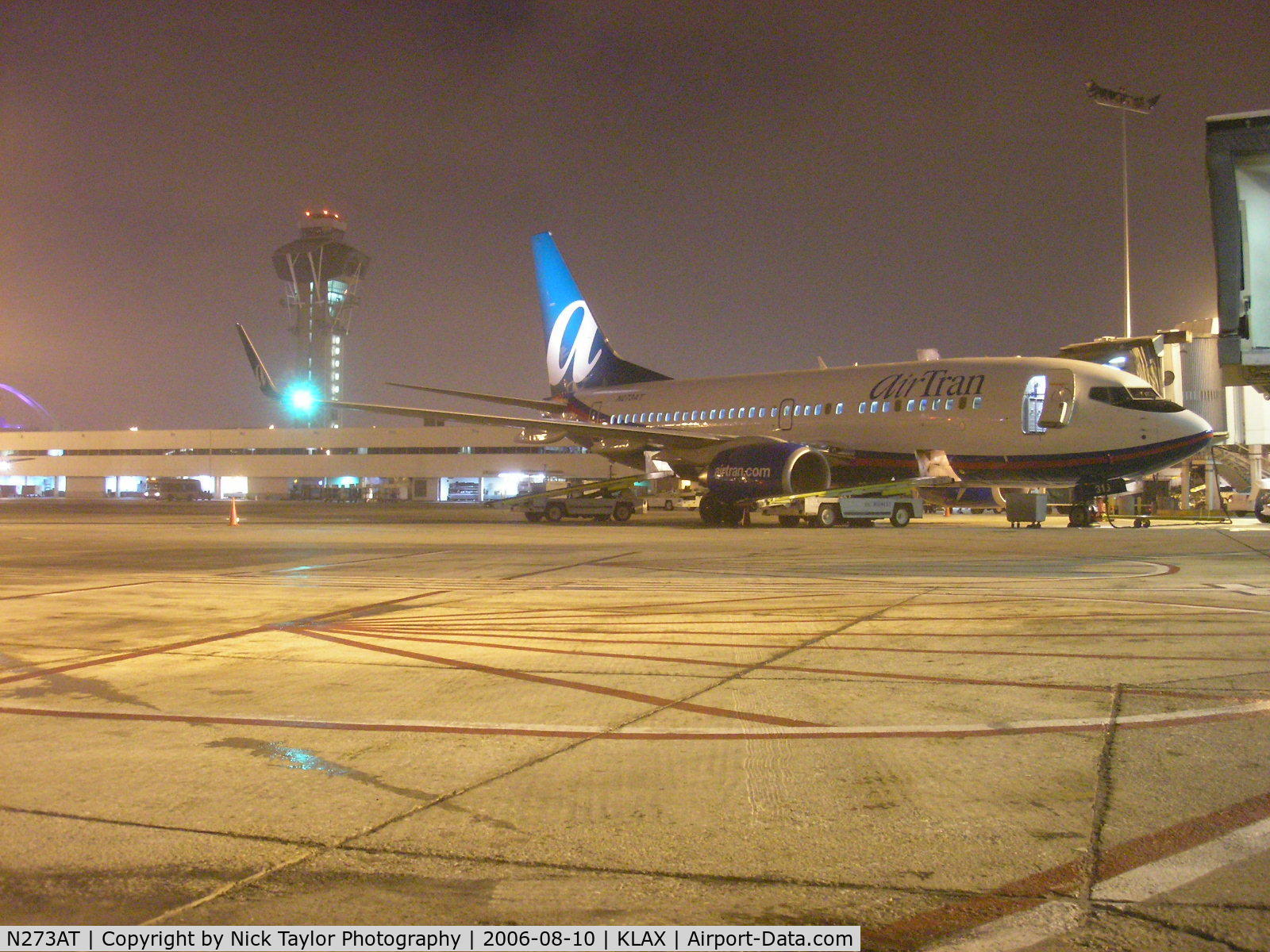 N273AT, 2005 Boeing 737-76N C/N 32662, Citrus being unloaded at LAX