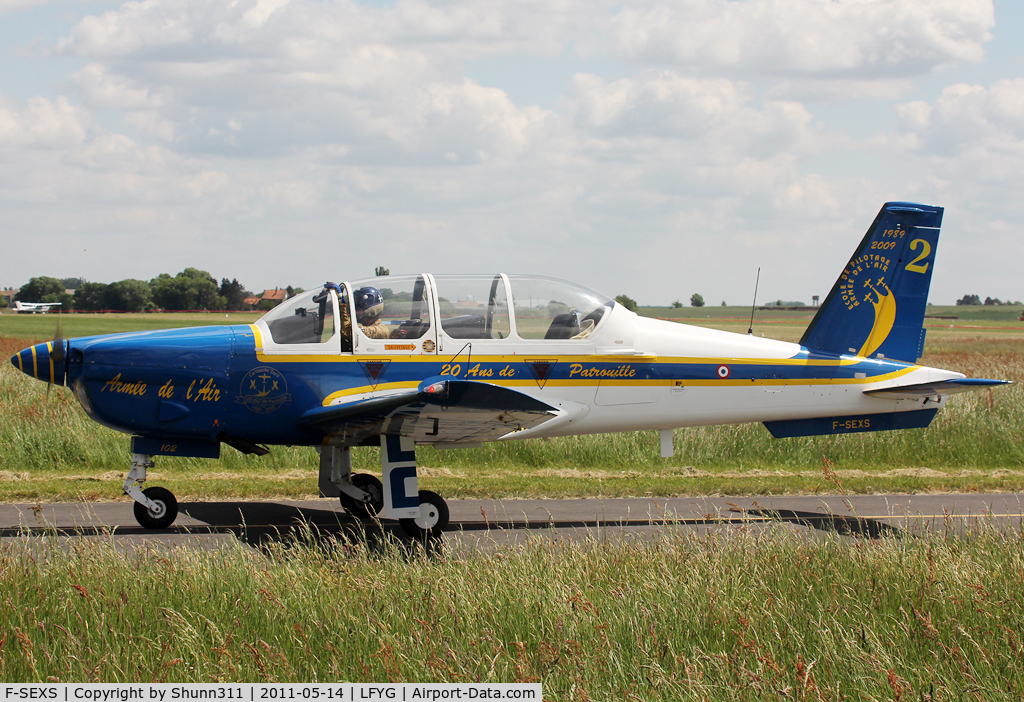 F-SEXS, Socata TB-30 Epsilon C/N 102, Taxiing for refuelling...
