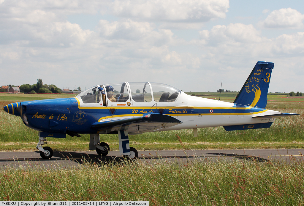 F-SEXU, Socata TB-30 Epsilon C/N 104, Taxiing for refuelling...