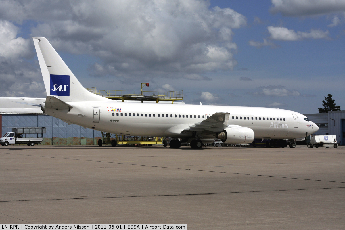 LN-RPR, 2000 Boeing 737-883 C/N 30468, Awaiting delivery to SAS Norge.