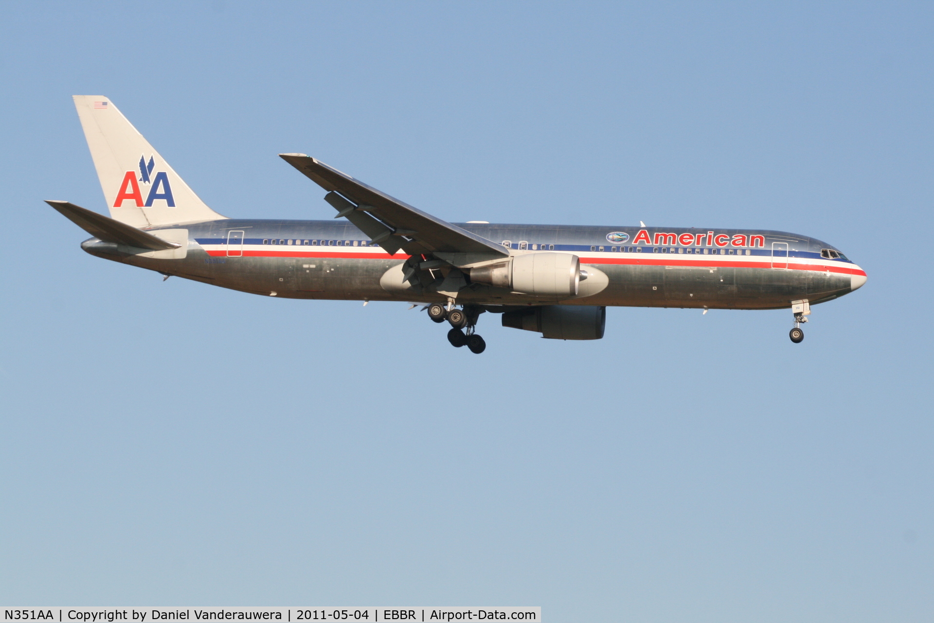 N351AA, 1988 Boeing 767-323 C/N 24032, Flight AA088 is descending to RWY 02