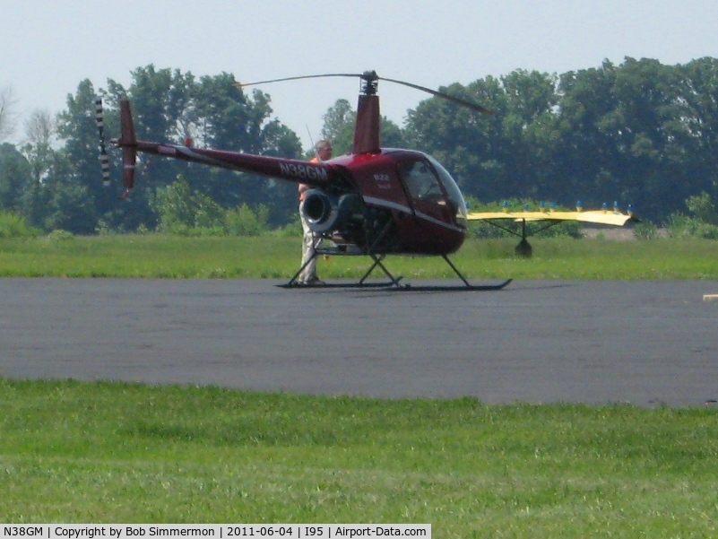 N38GM, 2001 Robinson R22 Beta C/N 3222, On the ramp at Kenton, Ohio