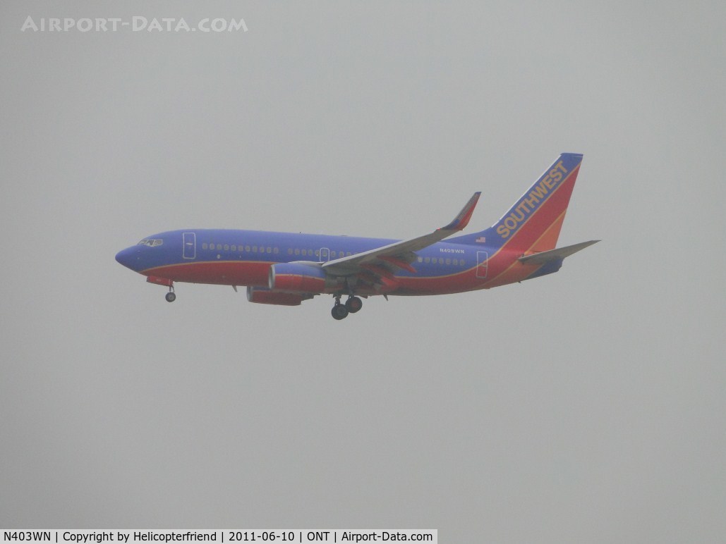 N403WN, 2001 Boeing 737-7H4 C/N 29815, On final to runway 26R during a very hazy morning