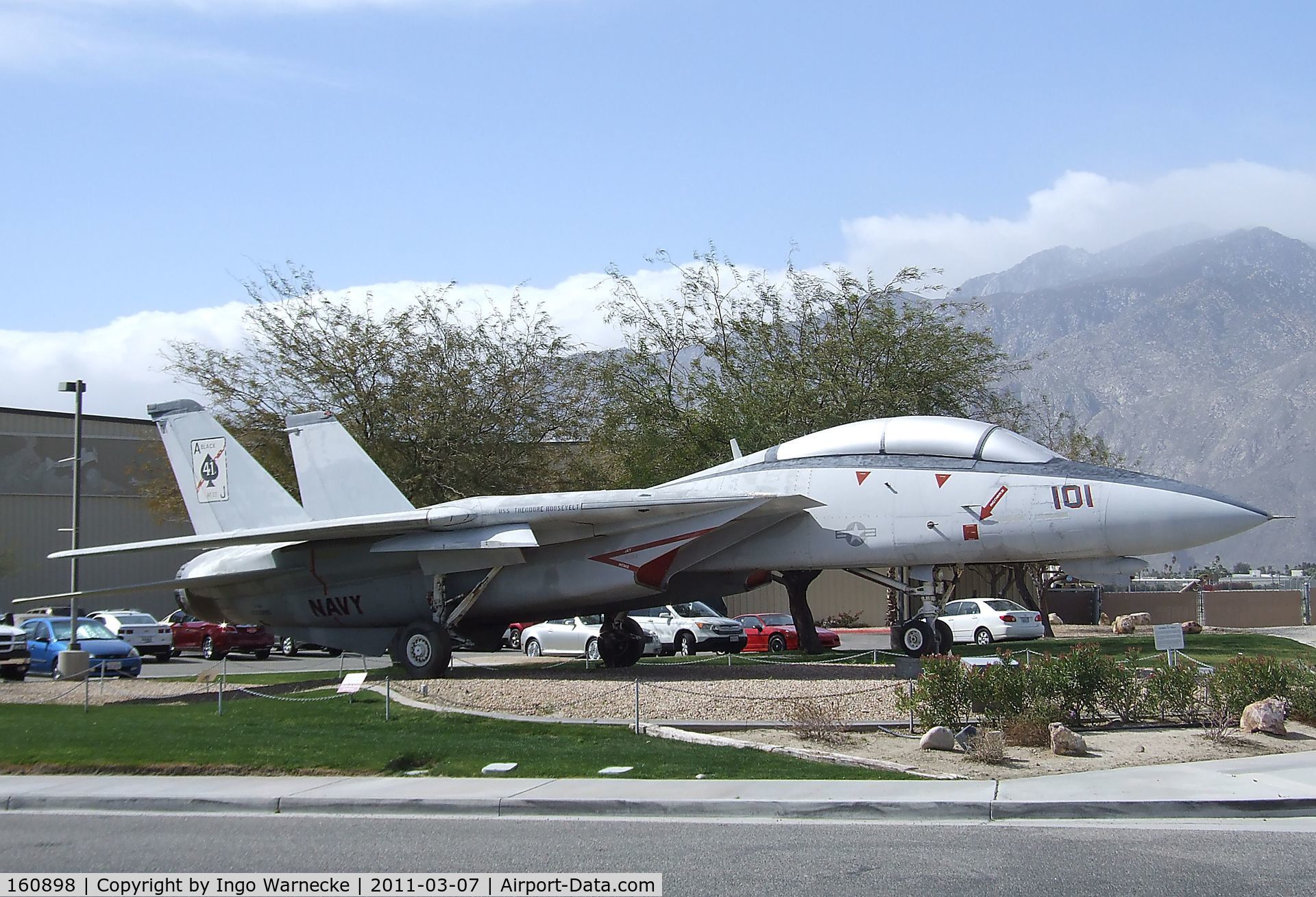 160898, Grumman F-14A Tomcat C/N 327, Grumman F-14A Tomcat at the Palm Springs Air Museum, Palm Springs CA