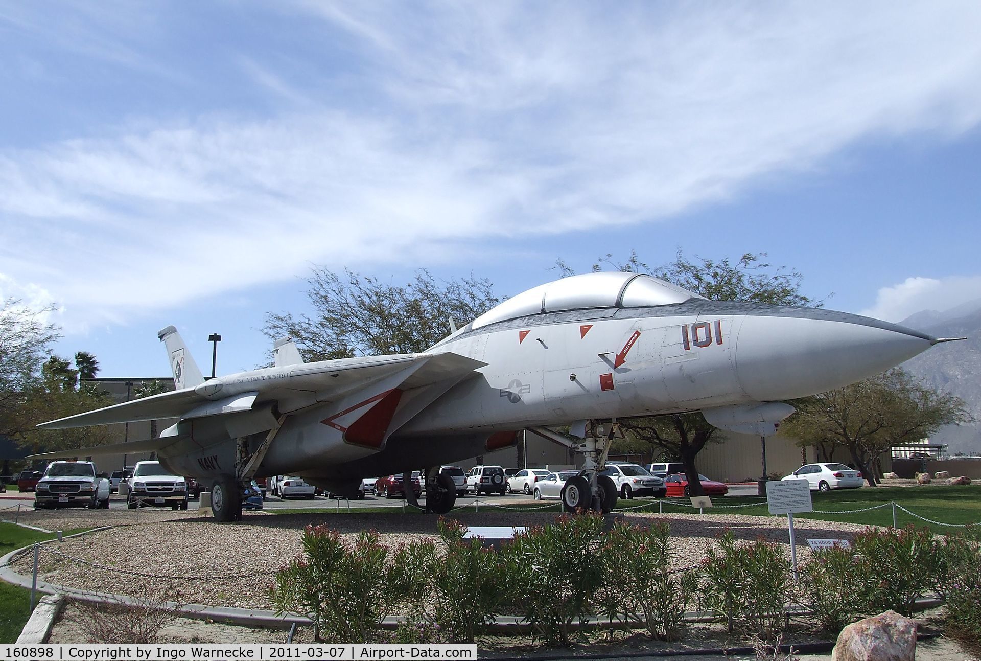 160898, Grumman F-14A Tomcat C/N 327, Grumman F-14A Tomcat at the Palm Springs Air Museum, Palm Springs CA