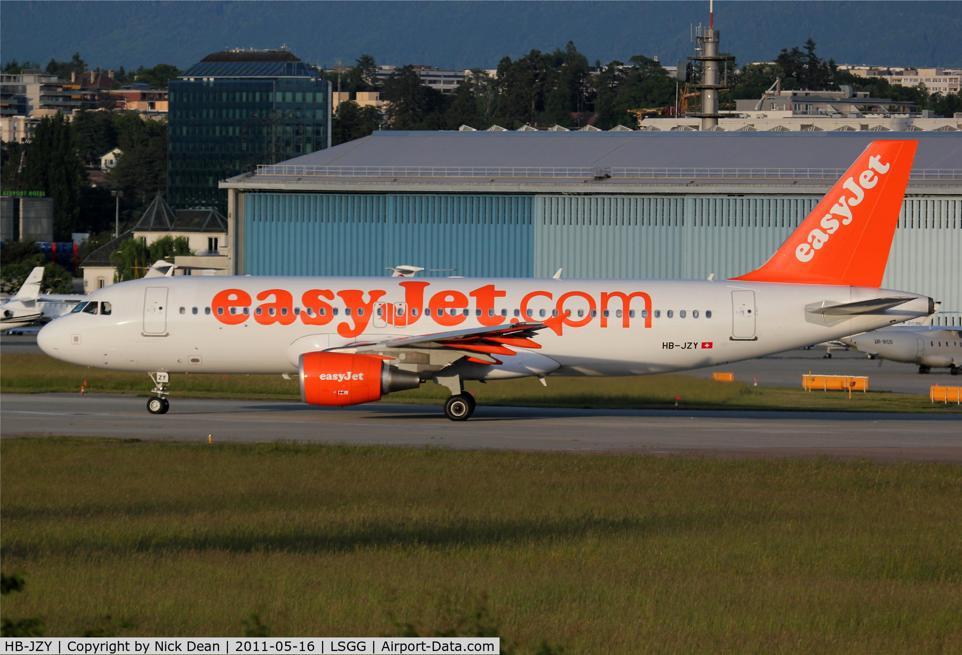 HB-JZY, 2010 Airbus A320-214 C/N 4196, LSGG/GVA