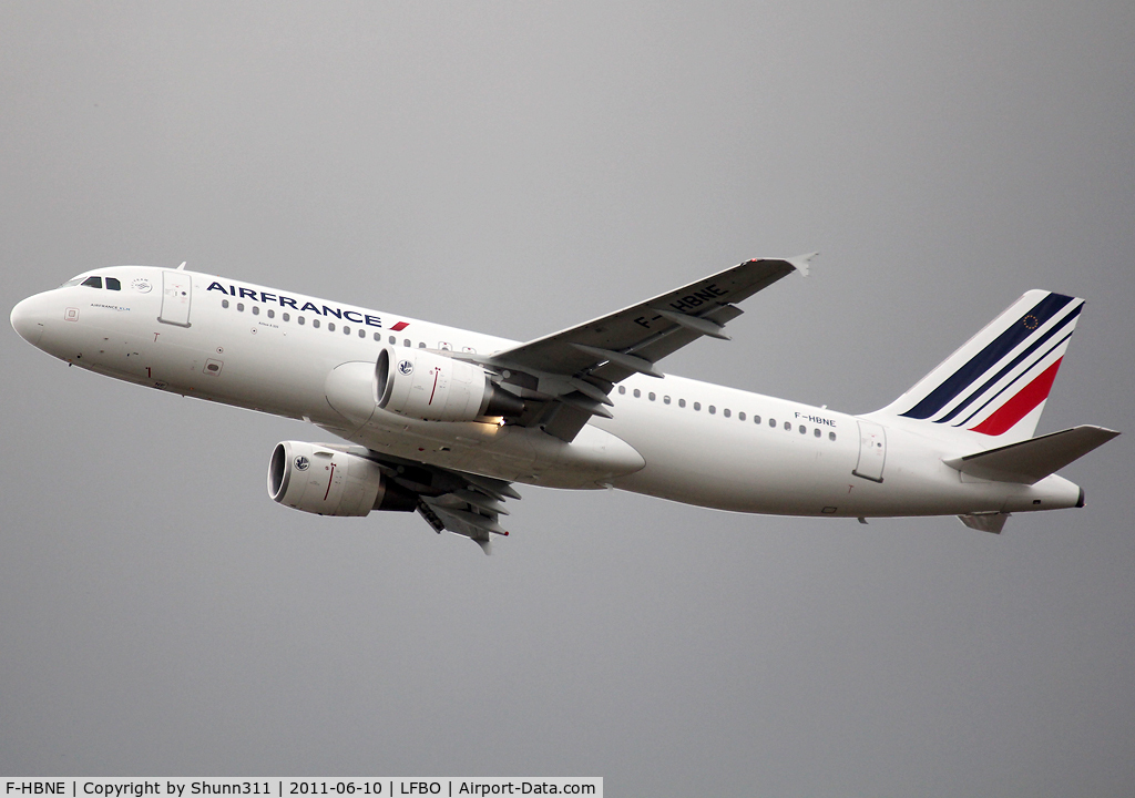 F-HBNE, 2011 Airbus A320-214 C/N 4664, Taking off from rwy 32R