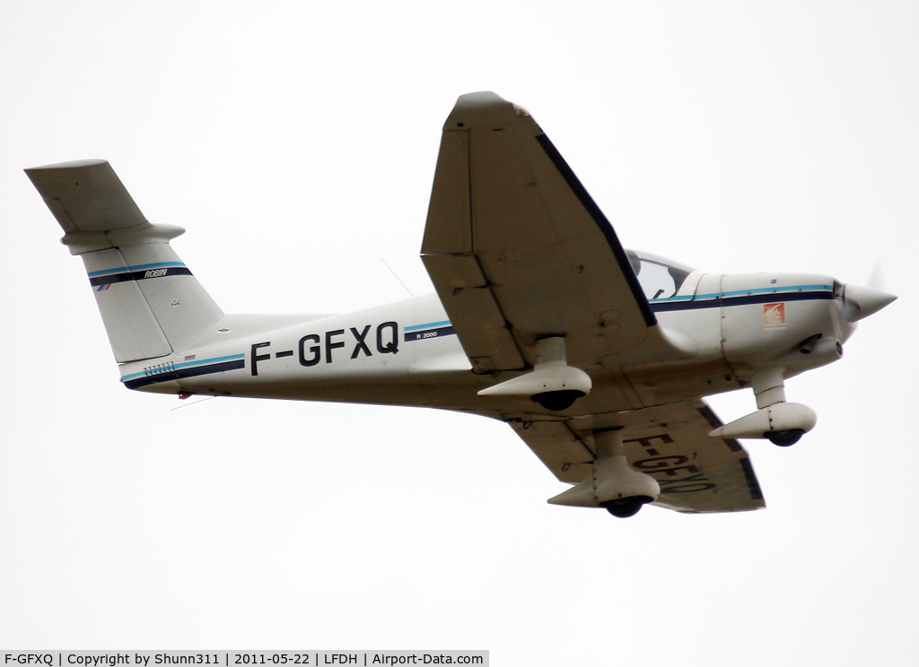 F-GFXQ, Robin R-3000-120 C/N 127, Taking off...