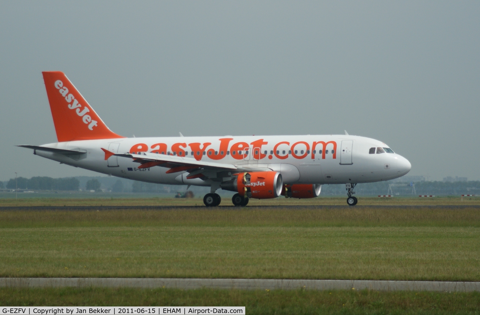 G-EZFV, 2010 Airbus A319-111 C/N 4327, Just after touchdown on the Polderbaan at Schiphol