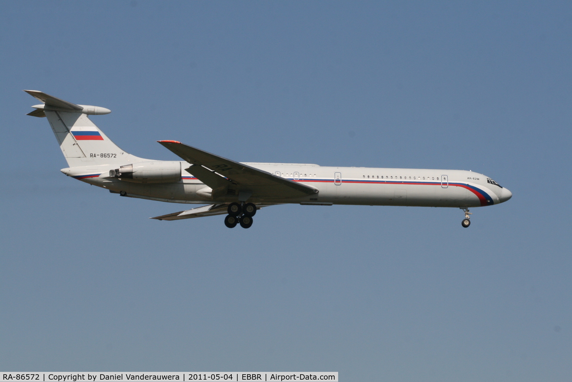 RA-86572, 1993 Ilyushin Il-62M C/N 3154624, Descending to RWY 02