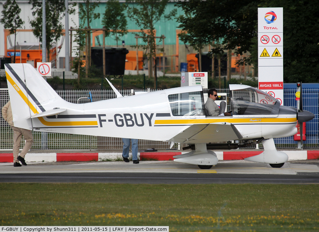 F-GBUY, Robin DR-400-120 C/N 1382, On refuelling...