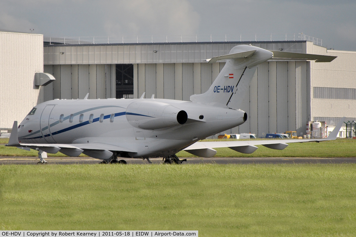 OE-HDV, 2009 Bombardier Challenger 300 (BD-100-1A10) C/N 20261, Parked on r/w 29