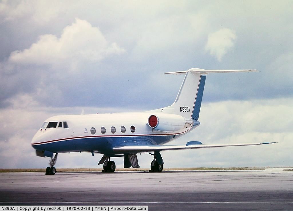 N890A, 1968 Gulfstream Aerospace G-1159B Gulfstream II C/N 16, Visiting Essendon in 1970. Note that this photo was taken before the aircraft was modified to add winglets.