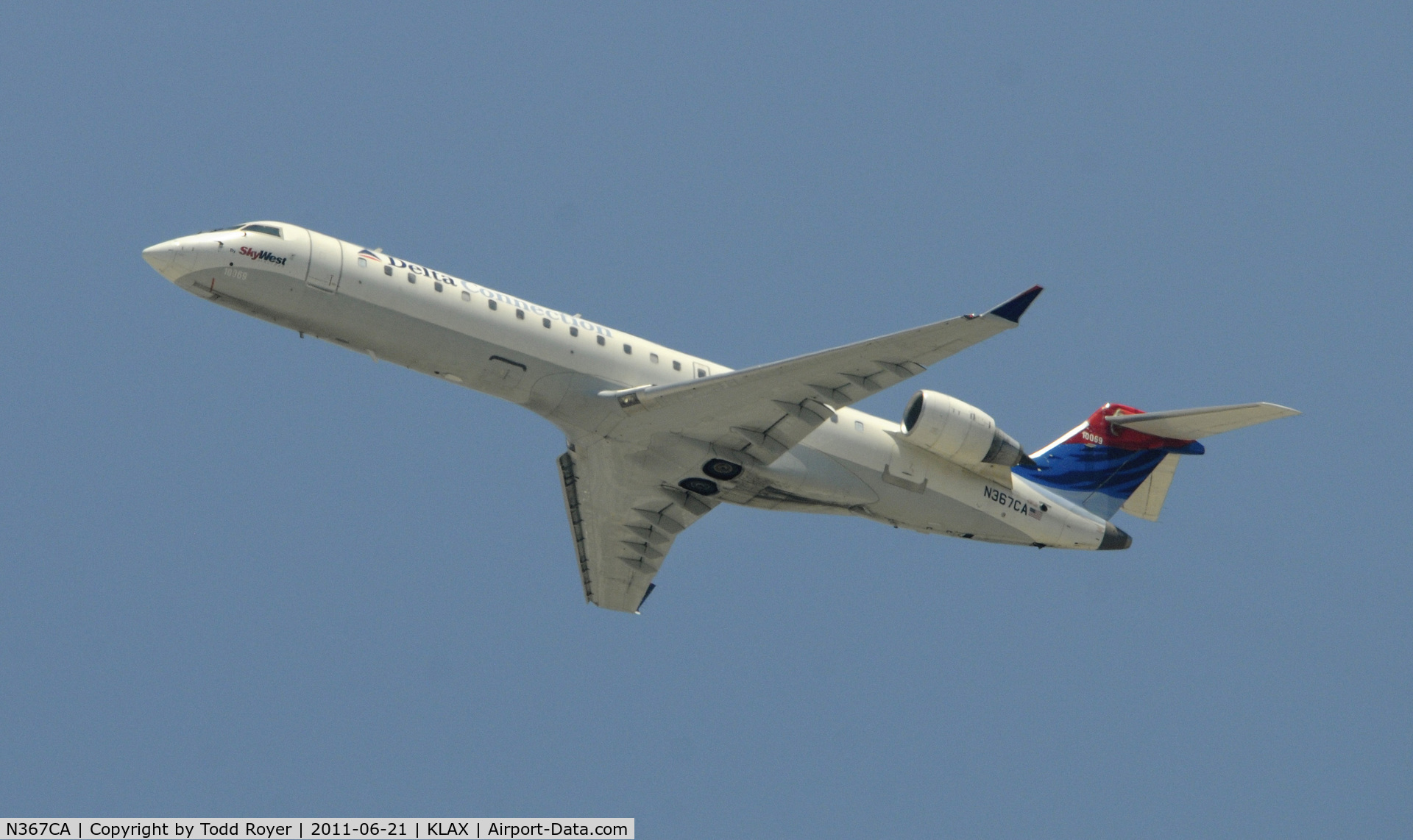 N367CA, 2002 Bombardier CRJ-701 (CL-600-2C10) Regional Jet C/N 10069, Departing LAX