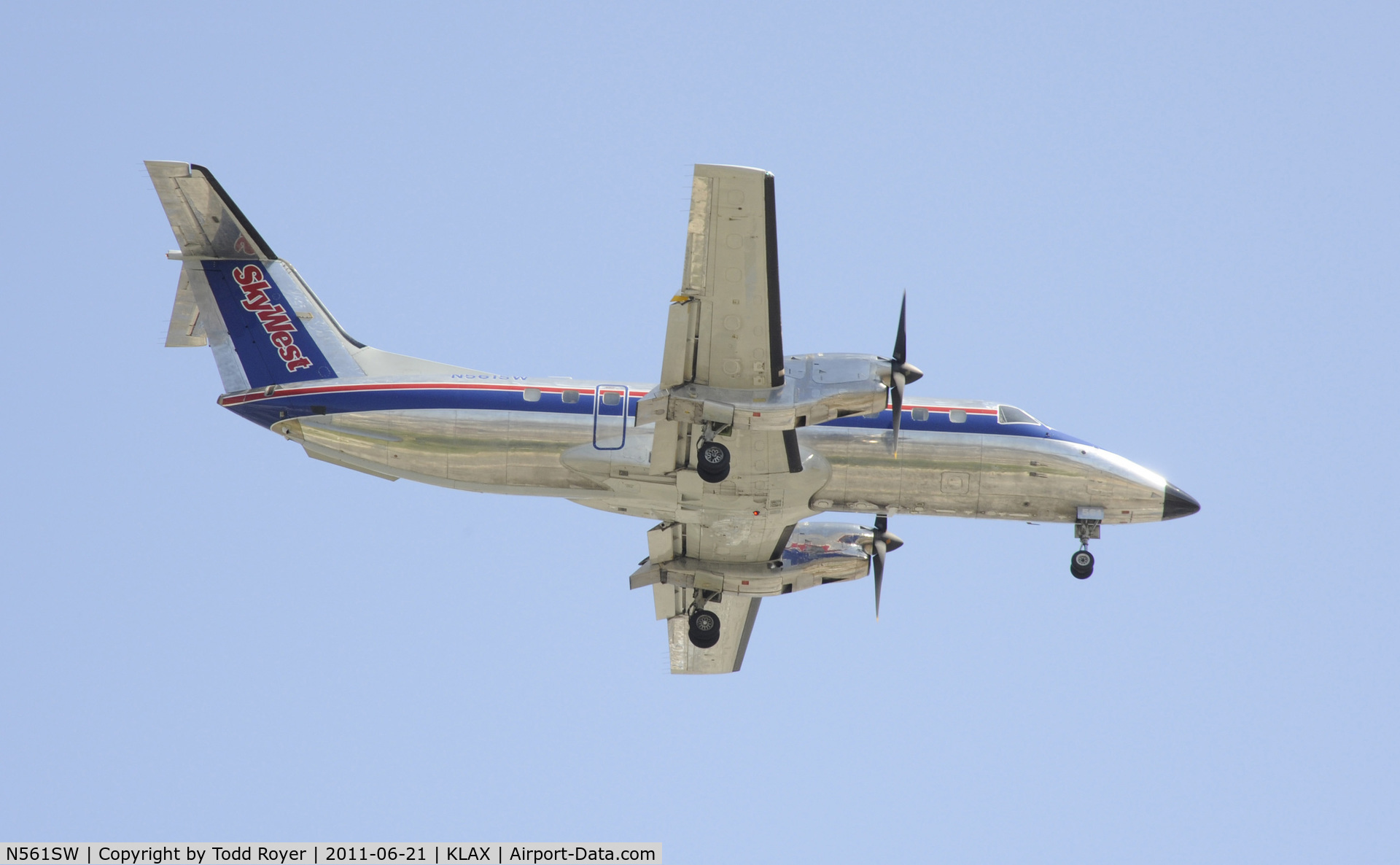 N561SW, 1998 Embraer EMB-120 Brasilia C/N 120335, Landing at LAX
