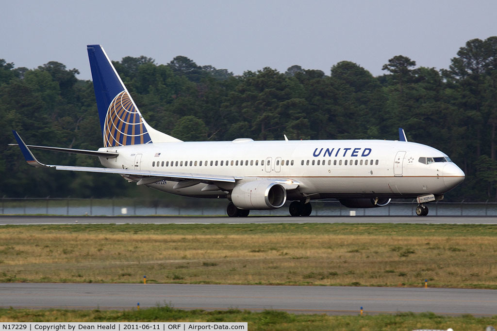 N17229, 1999 Boeing 737-824 C/N 28793, United Airlines (Continental Airlines) N17229 (FLT COA800) on takeoff roll on RWY 23 en route to Newark Liberty Int'l (KEWR). This flight was diverted to Norfolk and gated for nearly 2-1/2 hrs before to continuing to Newark.