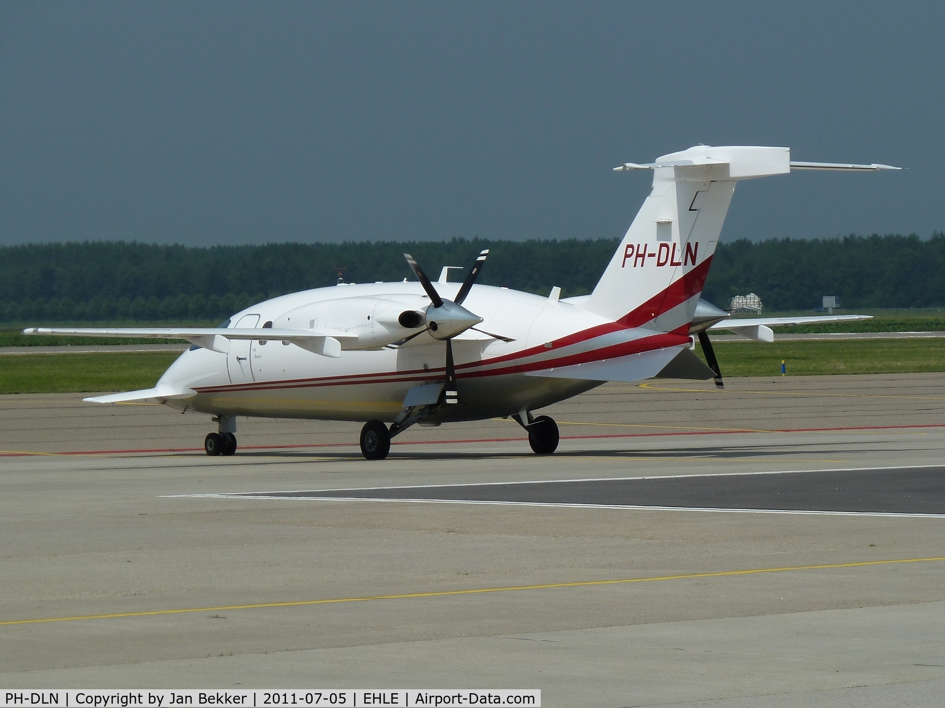 PH-DLN, 2008 Piaggio P-180 Avanti II C/N 1175, Platform Lelystad.