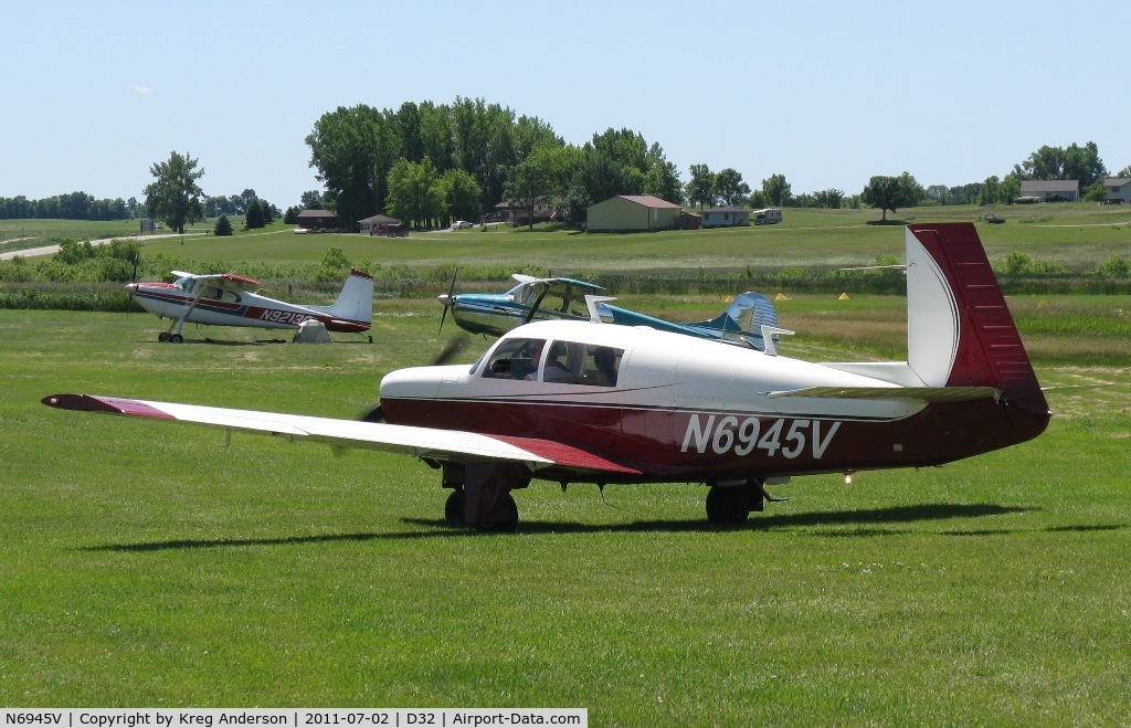 N6945V, 1975 Mooney M20F Executive C/N 22-1318, Starbuck Fly-in 2011