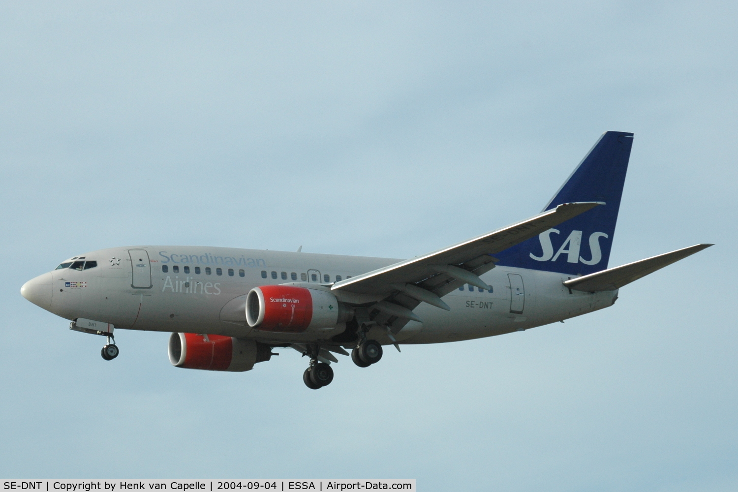 SE-DNT, 1999 Boeing 737-683 C/N 28302, SAS Boeing 737-600 about to land at stockholm Arlanda airport.
