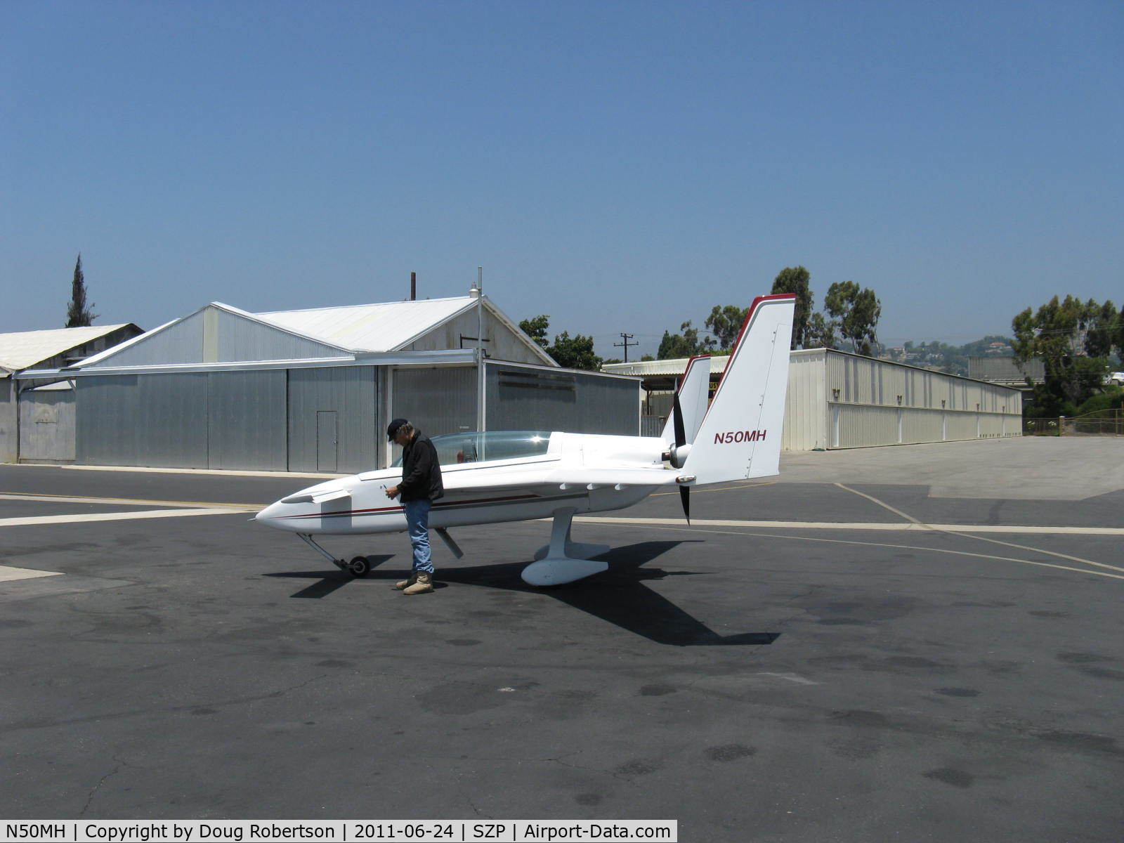 N50MH, 1984 Rutan Long-EZ C/N 1403, 1984 Hansen LONG EZE, Lycoming O&VO-360 180 Hp, refueling for destination Portland, OR