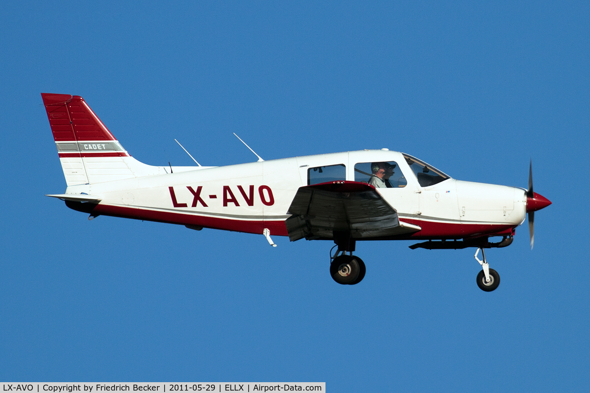 LX-AVO, Piper PA-28-161 Cadet C/N 2841346, on final RW24