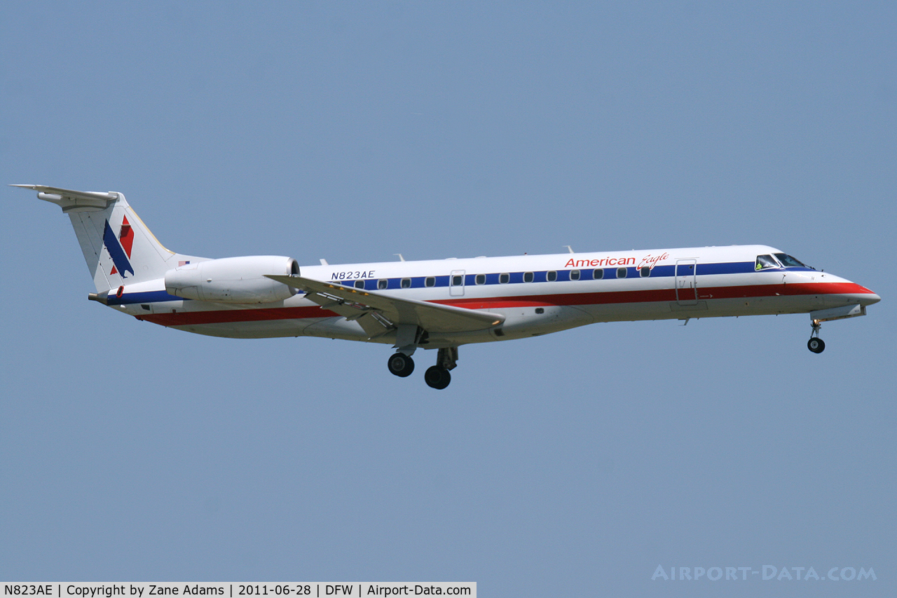 N823AE, 2002 Embraer ERJ-140LR (EMB-135KL) C/N 145582, American Eagle landing at DFW Airport.