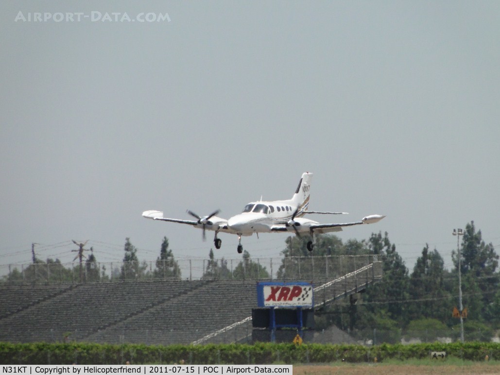 N31KT, 1970 Cessna 421B Golden Eagle C/N 421B0011, On high speed final to runway 26L