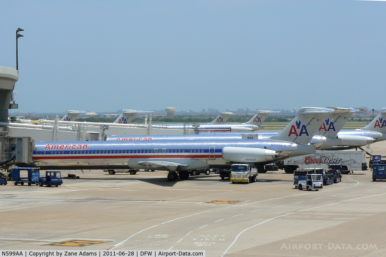 N599AA, 1992 McDonnell Douglas MD-83 (DC-9-83) C/N 53289, At the gate at DFW Airport