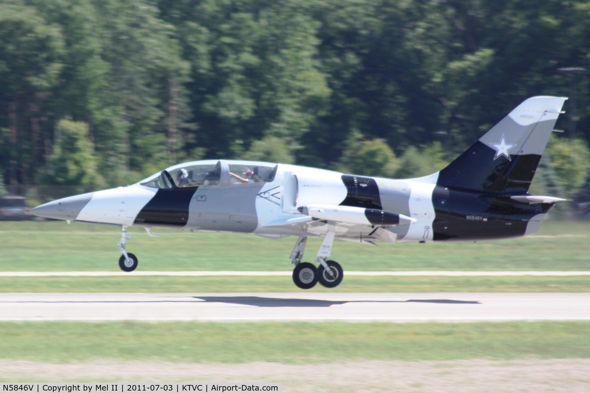 N5846V, 1984 Aero L-39C Albatros C/N 432826, Heavy Metal Jet Team Departing RWY 10