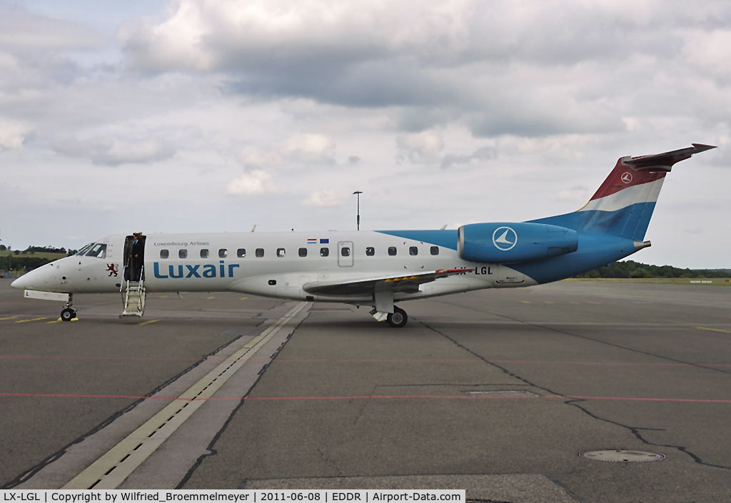 LX-LGL, 2005 Embraer ERJ-135LR (EMB-135LR) C/N 14500893, Waiting for next passengers.