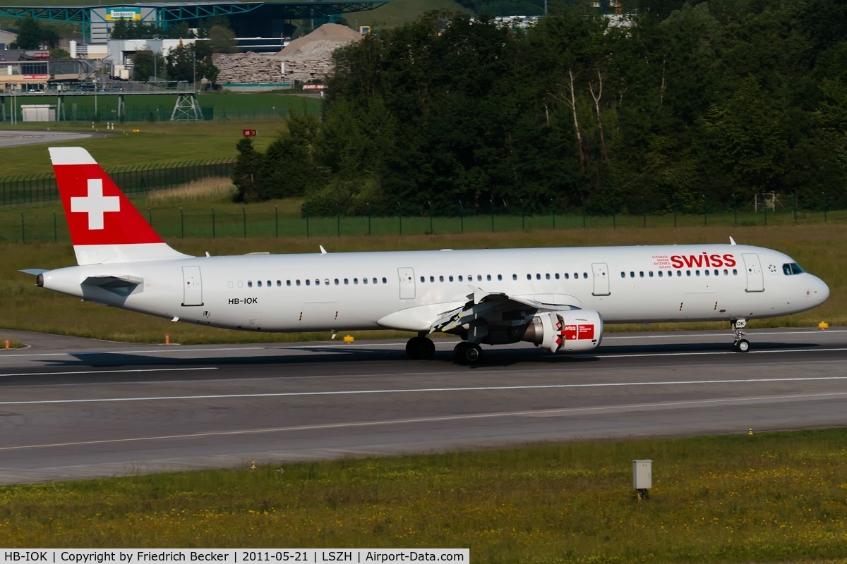 HB-IOK, 1999 Airbus A321-111 C/N 987, decelerating after touchdown
