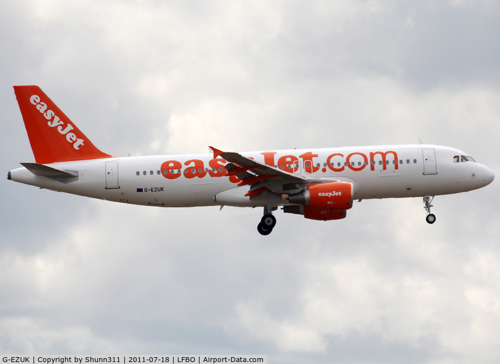 G-EZUK, 2011 Airbus A320-214 C/N 4749, Landing rwy 32L