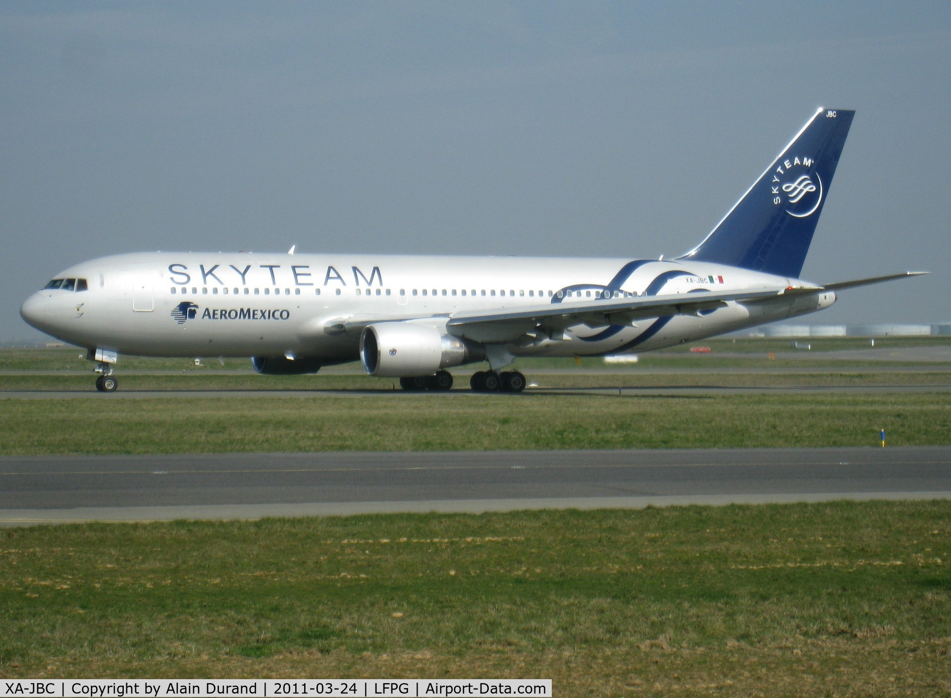 XA-JBC, 1990 Boeing 767-284/ER C/N 24762/307, Originally ordered by Olympic Airways but not taken-up and was handed over to Lan Chile in 1990 as CC-CEY. Now acting as the airline's embassador in Skyteam dress, Bravo-Charlie joined AM in 1991 as XA-RVY and was re-registered in 1998