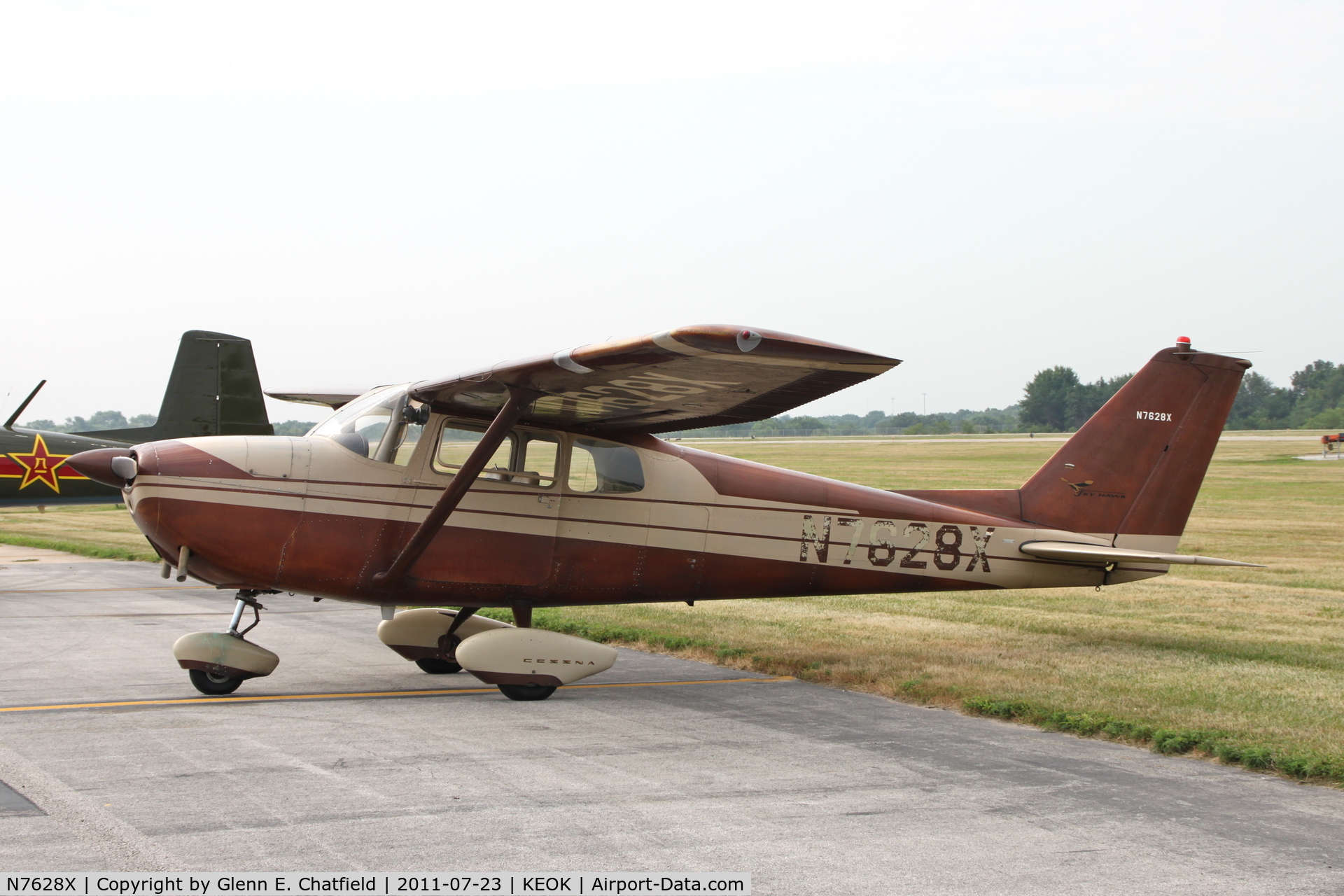 N7628X, 1960 Cessna 172B C/N 17248128, Parked on the ramp for breakfast.
