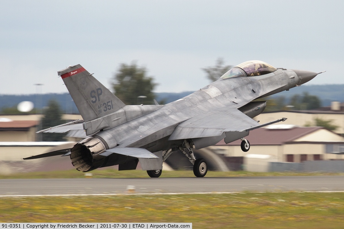 91-0351, 1991 General Dynamics F-16C Fighting Falcon C/N CC-49, decelerating after touchdown