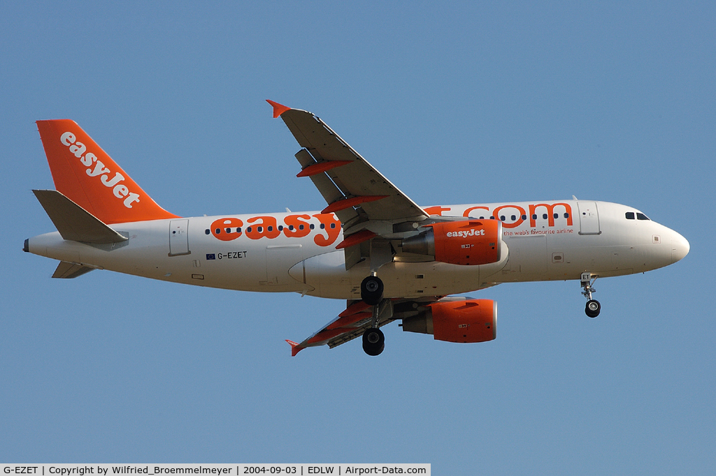 G-EZET, 2004 Airbus A319-111 C/N 2271, easyJet / On approach to Runway 24.